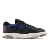 Championes New Balance 550 de cuero negro con detalles en azul y gris.