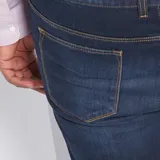 Pantalón de jean de corte recto, color azul oscuro, con bolsillos delanteros y traseros.