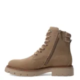 Borcegos de mujer estilo militar en color taupe, confeccionados en material sintético con acabado tipo gamuza. Presentan cordones frontales, cuello acolchado al tono y suela de goma con plataforma dentada.