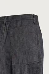 Jeans tapered wide fit de hombre, confeccionados en denim de algodón con efecto lavado en tono azul oscuro. Presentan diseño de cinco bolsillos, tiro medio, corte relajado y cierre frontal con cremallera y botón.