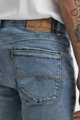 Pantalón de jean celeste de corte slim.