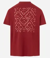 Remera de corte comfort color bordó, con cuello redondo y manga corta. Presenta una pequeña estampa gráfica de follaje con lettering en el lado izquierdo del pecho.