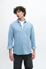 Camisa denim de manga larga confeccionada en 100% algodón, con calce clásico, bolsillo en el pecho y botones personalizados.