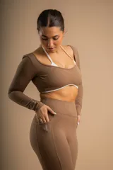 Top deportivo azul marino de mangas largas, con escote en V y banda elástica blanca en el bajo busto.