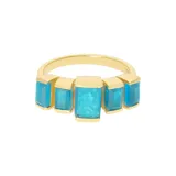 Anillo dorado con cinco piedras rectangulares de color azul.
