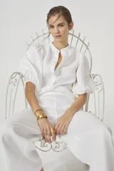 Camisa blanca de lino con cuello mao, mangas globo al codo y botones de nácar.