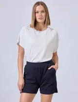 Short de algodón color rosa claro, con pretina ancha elastizada y bolsillos inclinados en la parte delantera.