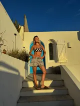 Bikini de dos piezas color beige claro. El corpiño es de diseño recto con un solo bretel (asimétrico) y la bombacha es de corte clásico y cómodo.