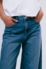 Jean Widi de corte wide leg y tiro alto, color negro, con diseño amplio y fluido.