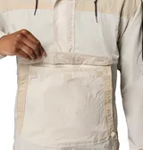 Campera Columbia modelo Challenger Windbreak Omni-Shield de color beige claro con detalles en tostado. Cuenta con capucha ajustable, media cremallera frontal, gran bolsillo canguro central con solapa y cierre de velcro, y puños elásticos.