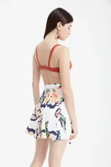 Falda corta con estampado de flores, de tiro alto, larga a media pierna, confeccionada en gajos de satén que le dan mucho vuelo.