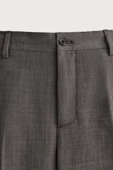 Pantalón de vestir regular fit color gris con sutil patrón a cuadros, confeccionado con mezcla de lana. Cuenta con bolsillos frontales, bolsillos traseros de doble vivo con botón, trabillas para cinturón y raya marcada en las piernas.
