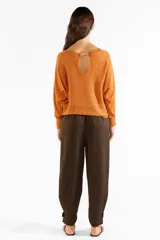 Pantalón estilo cargo color marrón, confeccionado en mezcla de lyocell, viscosa y lino, con cintura elastizada y bolsillos laterales.
