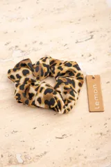 Scrunchie de poliéster con estampado animal print.
