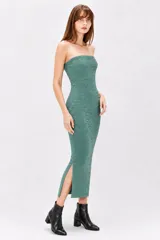 Vestido largo negro de poliéster, con diseño strapless y corte ajustado al cuerpo de textura acanalada.