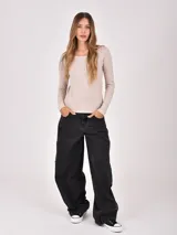 Remera de manga larga en color beige melange, con cuello redondo y corte ajustado al cuerpo.