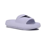 Chancletas blancas con logo negro de Diadora en la tira.