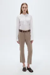 Pantalón jean negro de tiro medio y corte flare, con bolsillos laterales y traseros.