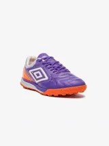 Championes de fútbol 5 Umbro Bump, color violeta con detalles en naranja y blanco. Presentan un diseño texturizado en la puntera y el logo de Umbro en los laterales.