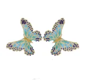 Aros colgantes con forma de mariposa hechos a mano con mostacillas de colores celeste, azul y dorado.
