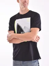 Remera gris con estampa de la Ópera de Sídney y un skater haciendo parkour.