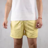 Short de baño amarillo claro con cordón ajustable en la cintura.