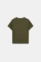 Remera blanca de algodón, de corte regular fit, cuello redondo y manga corta con acabados sin costuras.