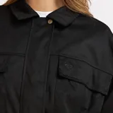 Campera Roxy modelo Sofi, color negro, con cuello camisero, cierre frontal con botones a presión, bolsillos frontales con solapa y puños elásticos.