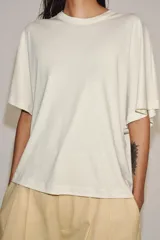 Camiseta de cuello redondo y manga corta, confeccionada en tejido de punto interlock elástico y flexible con textura compacta y opaca.