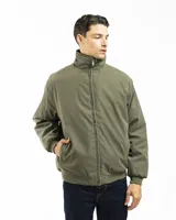 Campera de microfibra color verde militar, con cierre frontal completo, cuello alto y puños y ruedo elásticos en tejido rib.
