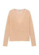 Sweater de punto fino en color beige, con escote en V y mangas largas con puños ajustados.