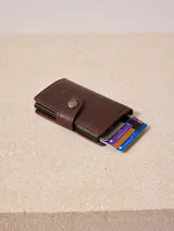 Tarjetero pop up color marrón de cuero sintético.