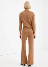 Pantalón tejido de punto color tostado con una franja lateral clara, de corte holgado y pernera ancha.