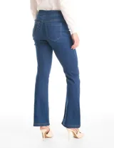 Jegging de tiro medio-alto con cintura elástica, bolsillos delanteros simulados y bolsillos traseros aplicados. Presenta un corte entallado con terminación bootcut.