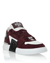 Zapatillas bajas Philipp Plein modelo Phantom Cocco, en combinación de colores bordó y blanco. Presentan suela de goma blanca, cordones bordó, detalles con el logo de la marca en la lengüeta y el lateral, y aplique metálico en los cordones con la inscripción "19".
