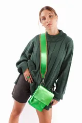 Bandolera verde brillante de cuero vacuno con correa trenzada de cuero hecha a mano, forro interior y cierre con broche imán.