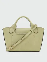 Cartera tipo tote en tamaño extra pequeño, confeccionada en cuero liso color verde oliva. Presenta una estructura rígida, doble asa corta superior y cierre con solapa y broche metálico con logo grabado.