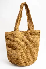 Bolso tipo tote color camel, confeccionado en material trenzado con textura rústica, doble asa de hombro y pequeño aplique metálico con el logo de la marca.