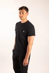 Remera blanca de mangas cortas con bolsillo en el pecho y logo de la marca en la etiqueta.