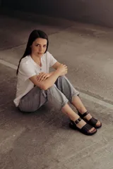Sandalia de cuero color tostado con tiras anchas, tira en el talón y hebilla metálica rectangular ajustable. Cuenta con suela de goma con tacón bajo y plataforma.