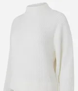 Suéter de punto texturizado con cuello alto, diseño oversized y mangas largas. Presenta una caída amplia y una superficie encorpada, ideal para un estilo moderno y acogedor.