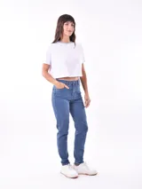 Pantalón jean skinny de tiro alto con bolsillos delanteros y traseros, cierre de botón y cremallera.