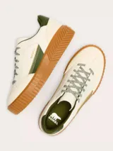 Zapatillas Sorel modelo Ona Ave T-Toe con diseño retro y plataforma. Presentan una combinación de cuero y gamuza en tonos crema, con detalles en verde oliva y suela de caucho color caramelo con textura estriada.