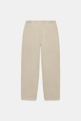 Pantalón de algodón negro con tiro medio, cintura elástica, pierna recta y grandes bolsillos laterales aplicados.