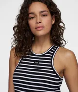 Musculosa ajustada a rayas horizontales blancas y negras, confeccionada en jersey de algodón orgánico acanalado.