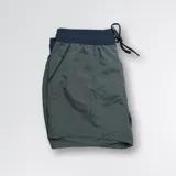 Short de baño verde oliva con cintura elástica azul marino y cordón de ajuste negro.