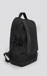 Mochila urbana de diseño minimalista en color negro, confeccionada en material tracker waterproof. Cuenta con compartimento principal amplio, espacio para notebook, bolsillo frontal de acceso rápido y cierres termosellados. Incluye espalda y correas acolchadas regulables.