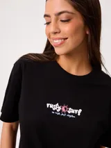 Remera negra de ajuste holgado con gran estampado en la espalda que incluye un sol, una ola, símbolos y las inscripciones "made of sun" y "ocean calm".