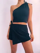 Short pollera blanco con lazo lateral.