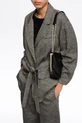 Blazer sastrero cruzado confeccionado en mezcla de algodón y lino, color gris. Presenta cierre frontal con botones, escote con solapas, mangas largas rectas, bolsillos con tapa y bolsillo de vivo en el pecho, acompañado de un cinturón de tejido para ajustar la silueta.